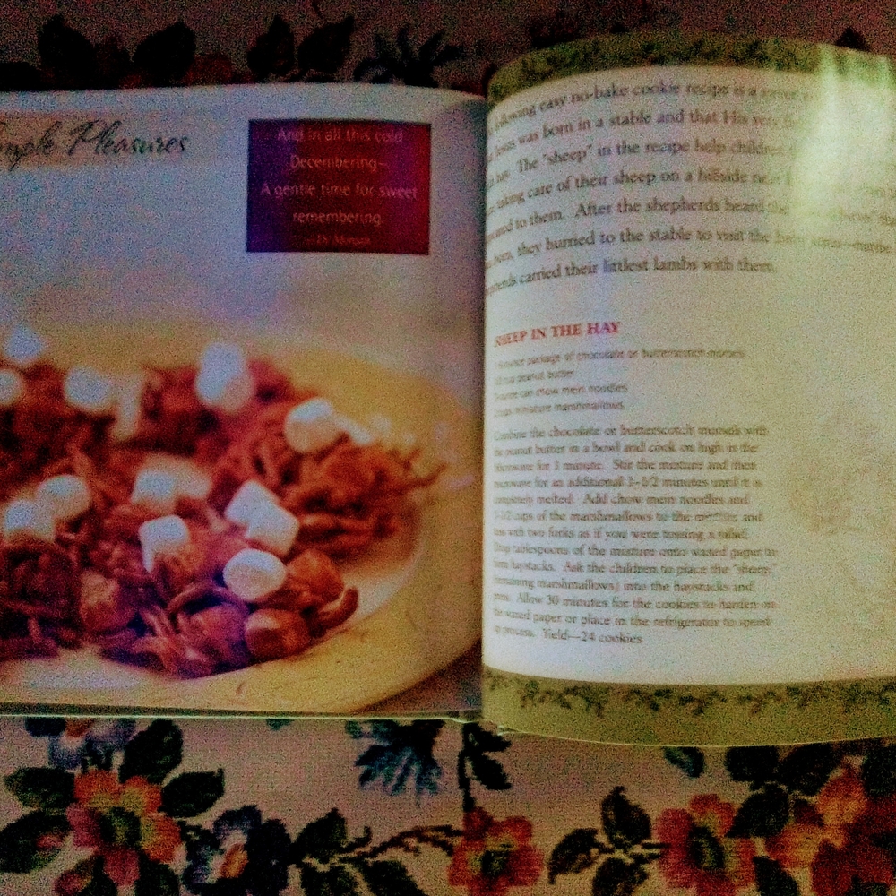 Keepsake Christmas Book - Picture 4 of 6